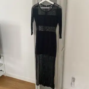 Säljer en svart sommar klänning med slits vid benen stl s. 3/4 ärmar