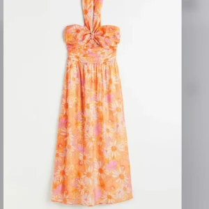 Sommarklänning - Aldrig använd och funkar perfekt som klänning och kjol💕