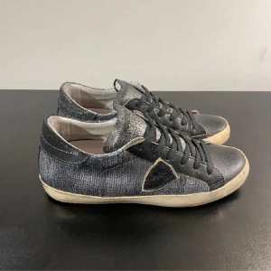 Filipe model skor - Filipe model skor storlek 40 men passar 39 (liten i storleken) skick 6/10 därför säljs dom för endast 600 kr bara skor som kommer med hör av er vid minsta fundering!