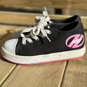Rullskor Heelys - Rullskor från populära märket Heelys! Storlek 33 Innermått 20cm Fint skick