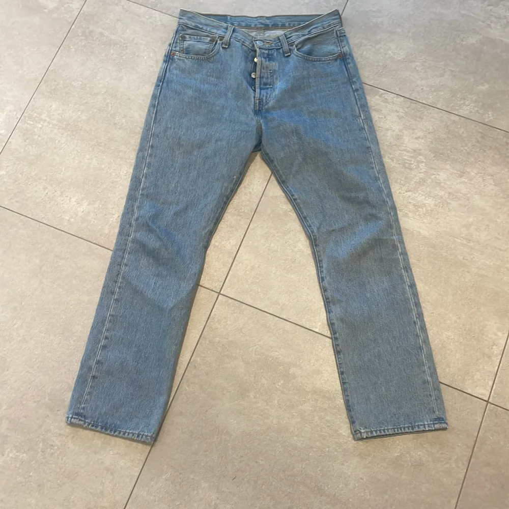 Snygga ljusa jeans från Levis, fungerar som unisex, använd ett fåtal gånger . Jeans & Byxor.