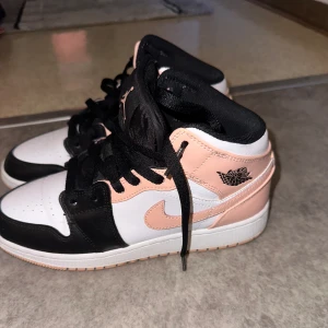 Jordan 1 - Säljer dessa skor i storlek 36/5, har använts ungefär 4-5 gånger. Är som helt nya säljs pågrund av att ja äger för många skor och vill bli av med några:) äkta såklart kvitto finns som bevis:) 