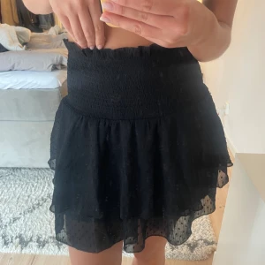 Volang kjol - Prickig volang kjol från Bik Bok. Knappt använd. 