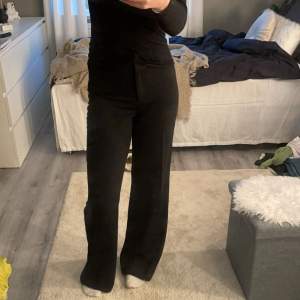 Säljer dessa kostymbyxor från Lindex då jag har andra kostymbyxor som jag använder mer. Sitter jätte fint och bekvämt på och skulle säga att det är midwaist. Jätte fint material och och använda få gånger så de är nästan helt nya❤️