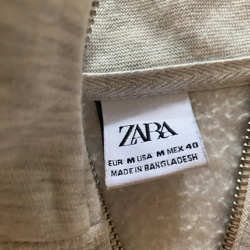 Säljer nu min gråa halfzip ifrån Zara! 9/10 skick! Har används ett fåtal gånger! Inga defekter! Priset kan diskuteras! Fråga på om du har några funderingar eller frågor!. Tröjor & Koftor.