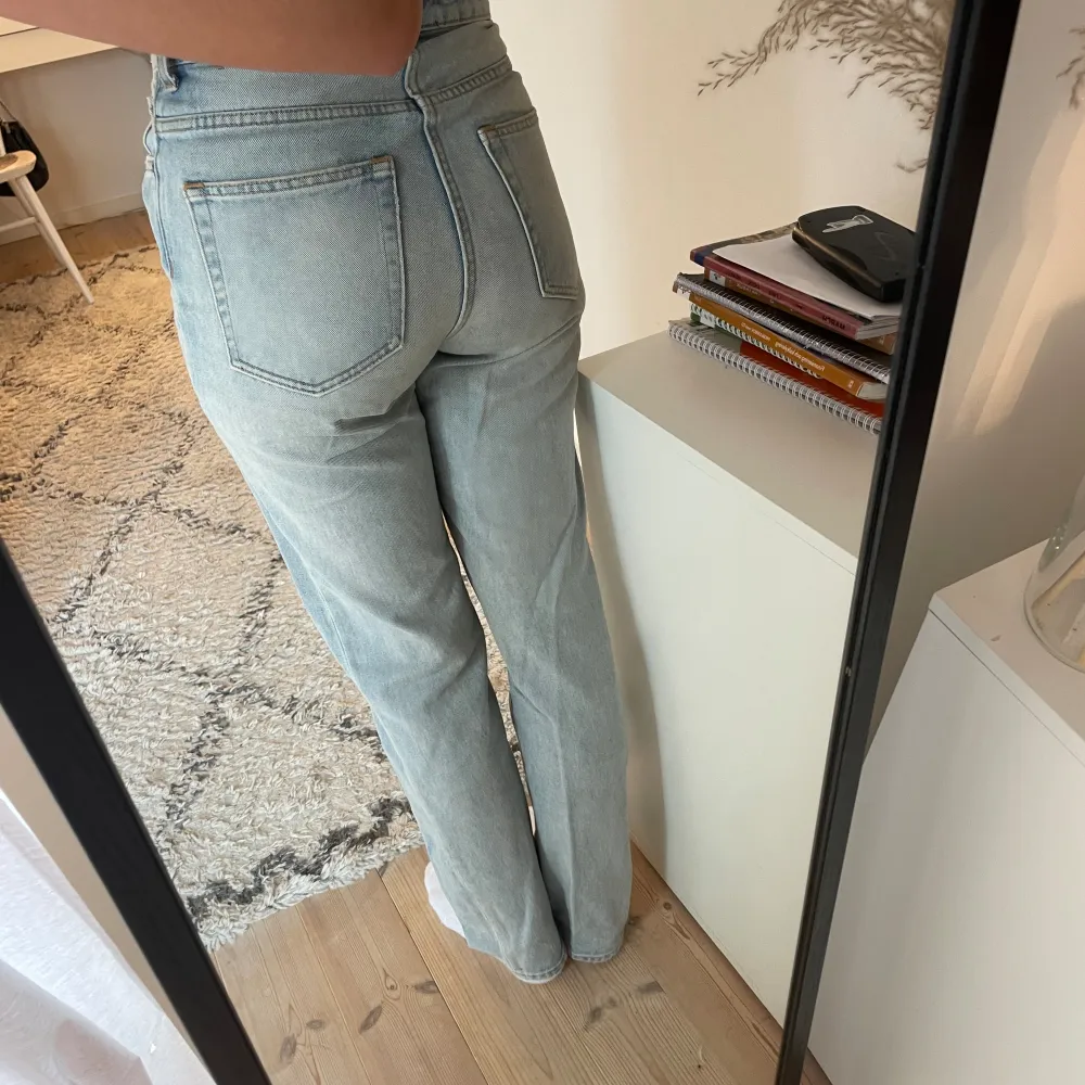 Ljusblå raka jeans från weekday. Storlek 27/32. Knappt använda. . Jeans & Byxor.