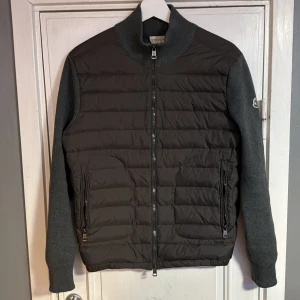 Moncler cardigan  - Tja Säljer nu min feta cardigan i storlek S. Fint skick 10/10 inga skador på den. Perfekt nu till våren. Säljer för att jag inte har någon användning av den längre. Skriv om ni har några frågor eller funderingar. Han på bilden är 175.
