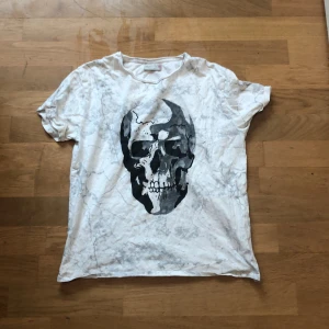 Zara T-shirt 9-10 skick - Y2k t-shirt passar på någon som är typ 152-158
