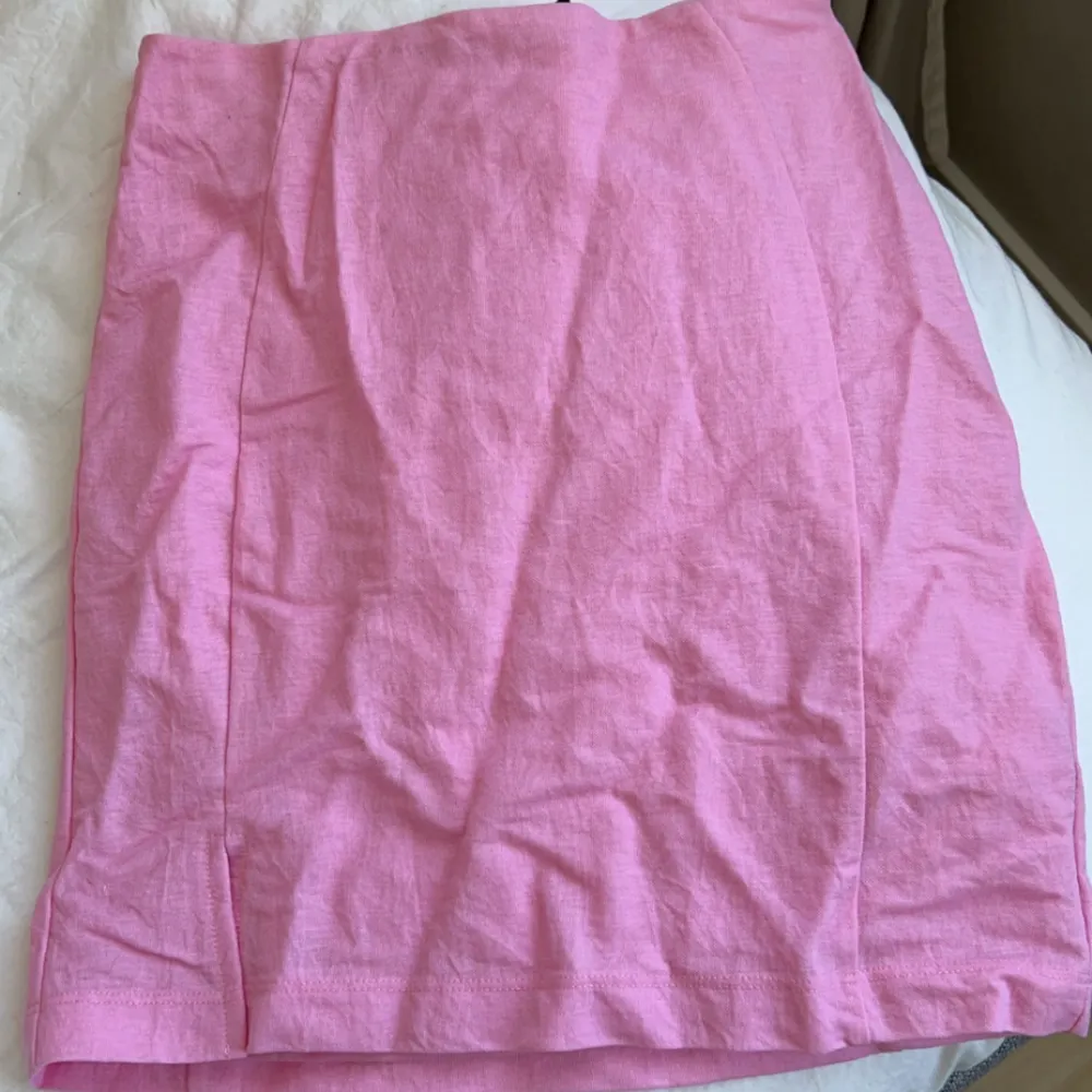 Rosa kjol från bikbok. Liten slits på ena sidan. Första bilden är lånad men kjolen ser snarlik ut! Dragkedja på sidan. Säljer då den är för liten för mig☺️. Kjolar.