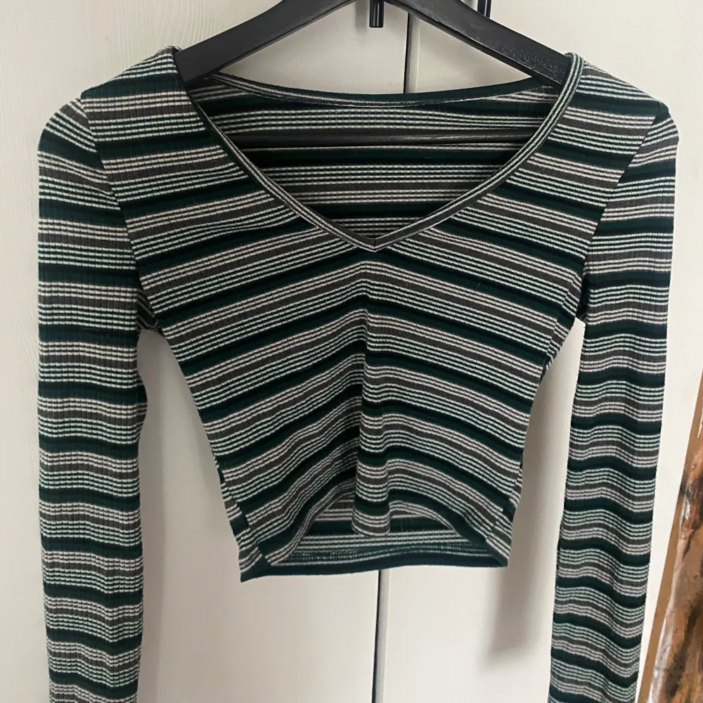 Extremt söt grön croppad tröja som jag säljer då den inte längre används. Den är i prima skick och jättemysig.. Toppar.
