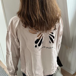 Odd Molly topp - Rymlig i storlek, passar även en M. Fjärlismotiv bak, utstansat.