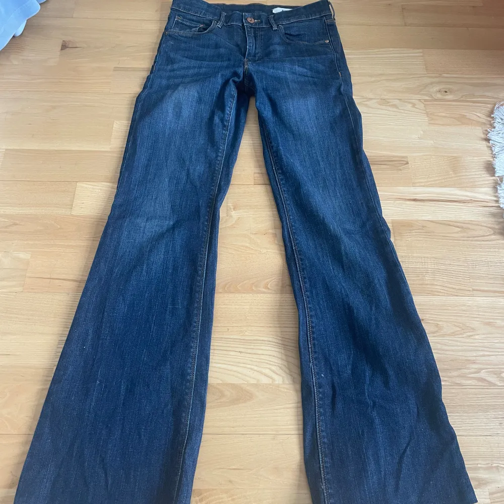 Jättesnygga Lågmidjade jeans från märket flary💕 nästan nya förutom att jag har sytt de till mer low waist. Storleken är 27 men passar även mig som har 26💕. Jeans & Byxor.