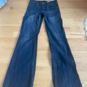 Jättesnygga Lågmidjade jeans från märket flary💕 nästan nya förutom att jag har sytt de till mer low waist. Storleken är 27 men passar även mig som har 26💕