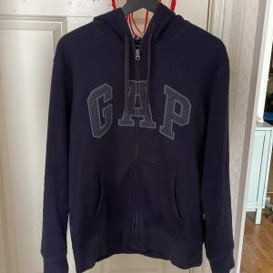 Säljer min gap zip hoodie då jag har vuxit ur den. 