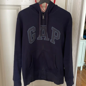 Gap zip hoodie - Säljer min gap zip hoodie då jag har vuxit ur den. 