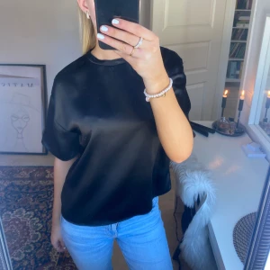 Svart satin topp -  Jätte fin svart satintopp från zara som tyvärr inte kommer till användning, bra skick förutom att den har några små fläckar på halsen men som går bort i tvätten. Hör av dig om du har några fler frågor osv💕💕