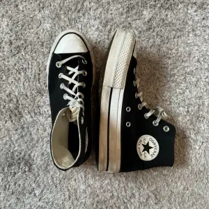 Säljer mina svarta höga converse! Mycket bra skick och inga defekter. 