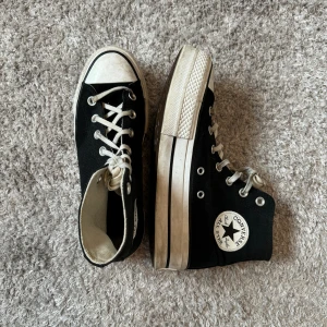 Svarta höga converse  - Säljer mina svarta höga converse! Mycket bra skick och inga defekter. 