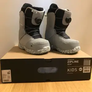 Ett par snowboardboots för juniorer i storlek 35. Märke: Burton zipline BOA Färg: Gray/neo/mint I mycket fint skick!