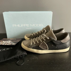 Philippe model skor - Intressekoll på dessa ritkgit feta Philippe model i extremt bra skick, 9/10👏 storlek 40 men passar större🌟 Og medföljer✅  Skriv vid frågor eller funderingar 