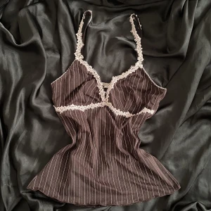 Y2k topp  - Jättesöt topp tyvärr får jag aldrig användning av den, midjemått är 32cm tvärs över, strechight material🫶🏻