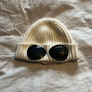 Cp company mössa - Vit cp company mössa köpt på NK i Göteborg för 1300kr i höstas. Säljer för 700kr då jag inte använder den längre, priset är inte hugget i sten