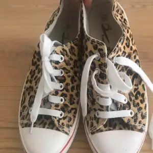 Snygga skor med leopard mönster! Använda några få gånger men nästan perfekt skick! De är i storlek 38! Skriv för fler detaljer! 