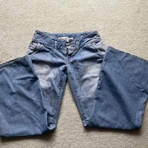 Lågmidjade jeans som tyvärr är för små för mig 💓mått: midja 82cm, innerben 78cm. Står att de är storlek 38 men jag skulle säga 34 eller 36.