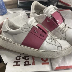 valentino garvani skor - säljer dessa jätte fina valentino skor som jag köpte i somras, ingår gör äktenhets kortet och dustbagen🥰hör av er vid fler frågor!