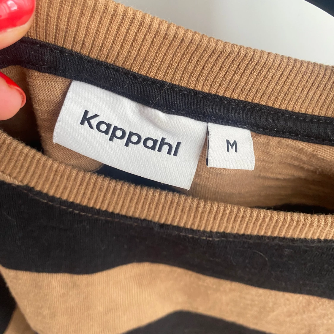 Brunsvartrandig tröja från Kappahl - 91