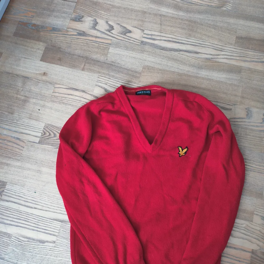Röd Lyle&Scott vintage tröja riktigt fin passar båda tjejer och killar storleken är 165. Bekväm och elgant. Stickat.