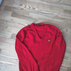 Röd Lyle&Scott vintage tröja riktigt fin passar båda tjejer och killar storleken är 165. Bekväm och elgant