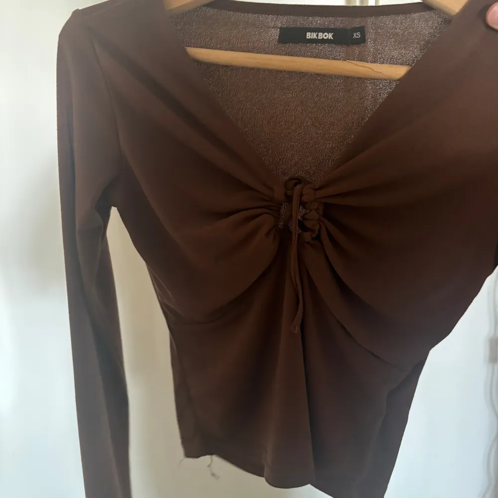 jättefin brun tröja från bikbok, den har bara varit i min garderob så den är i bra skick storlek xs men den passar s/m också . Toppar.