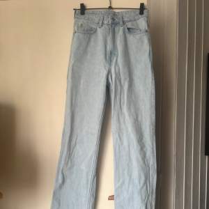 Vårens snyggaste jeans!!! jeans från weekday i modellen Rowe 🩵 hög midja och raka ben med slits längst ner på insidan. Storlek 26/30. Sparsamt använda, säljer pga passar inte! Ord. pris 590kr