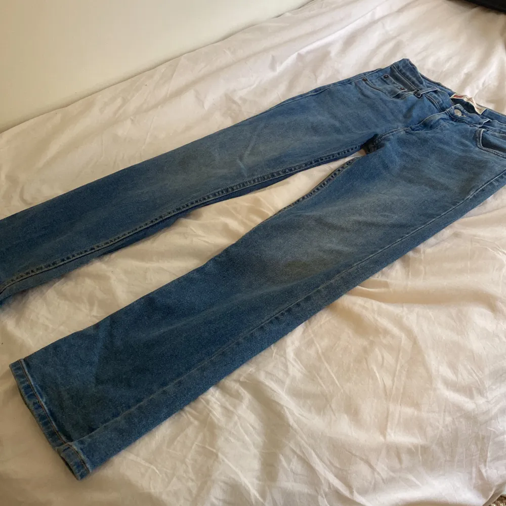 Storlek 14 ca 175  Slim Levis jeans använda ett fåtal gånger. Små gräsfläckar på knäna. . Jeans & Byxor.