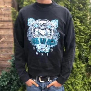 Kenzo tröja - Jag säljer min sköna Kenzo Colledge stl.   S. Med bland de snyggare färgerna jag har sätt, turkos !!!! Nypriset på den var 2800kr. Tröjan är väldigt sparsamt användt så oroar dig inte över kvaliteten.