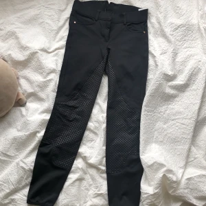 Svarta ridbyxor  - Säljer ett par svarta ridbyxor från CRW i storlek 36 och säljes för att de inte kommer till användning eftersom att jag har slutat rida. Priset går att diskutera 