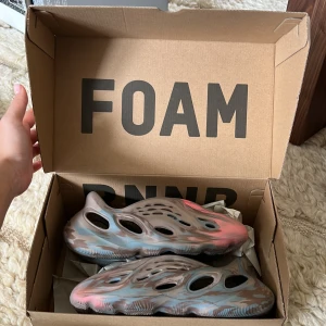 Yeezy foam runner - Helt oanvänd. Kan dock inte använda dem för dem är för små för mig 