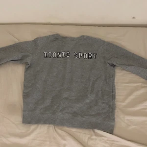 Crew neck tröja - Tröja från lager 175! Använts 1-2 gånger, unisex, vid frågor eller funderingar så går det bra att höra av sig!❤️