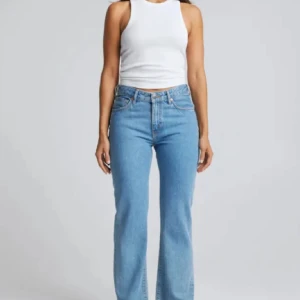 Blåa jeans  - Blåa jeans från H&M i storlek 38💗 säljer för att dom inte kommer till användning och är för långa, använda typ 2 gånger så de är nyskick💗 första bilden är lånad men de e samma modell fast ljusare blå (kom privat för egna bilder)💗 pris kan diskuteras💗