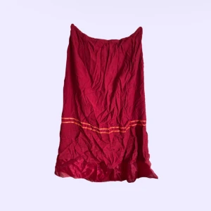 röd kjol - jättefin röd kjol, aldrig använd!🍒