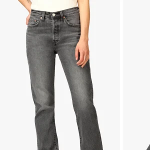 Levis 501 - Grå Levis 501 i storlek W27 L30 i mycket fint skick.