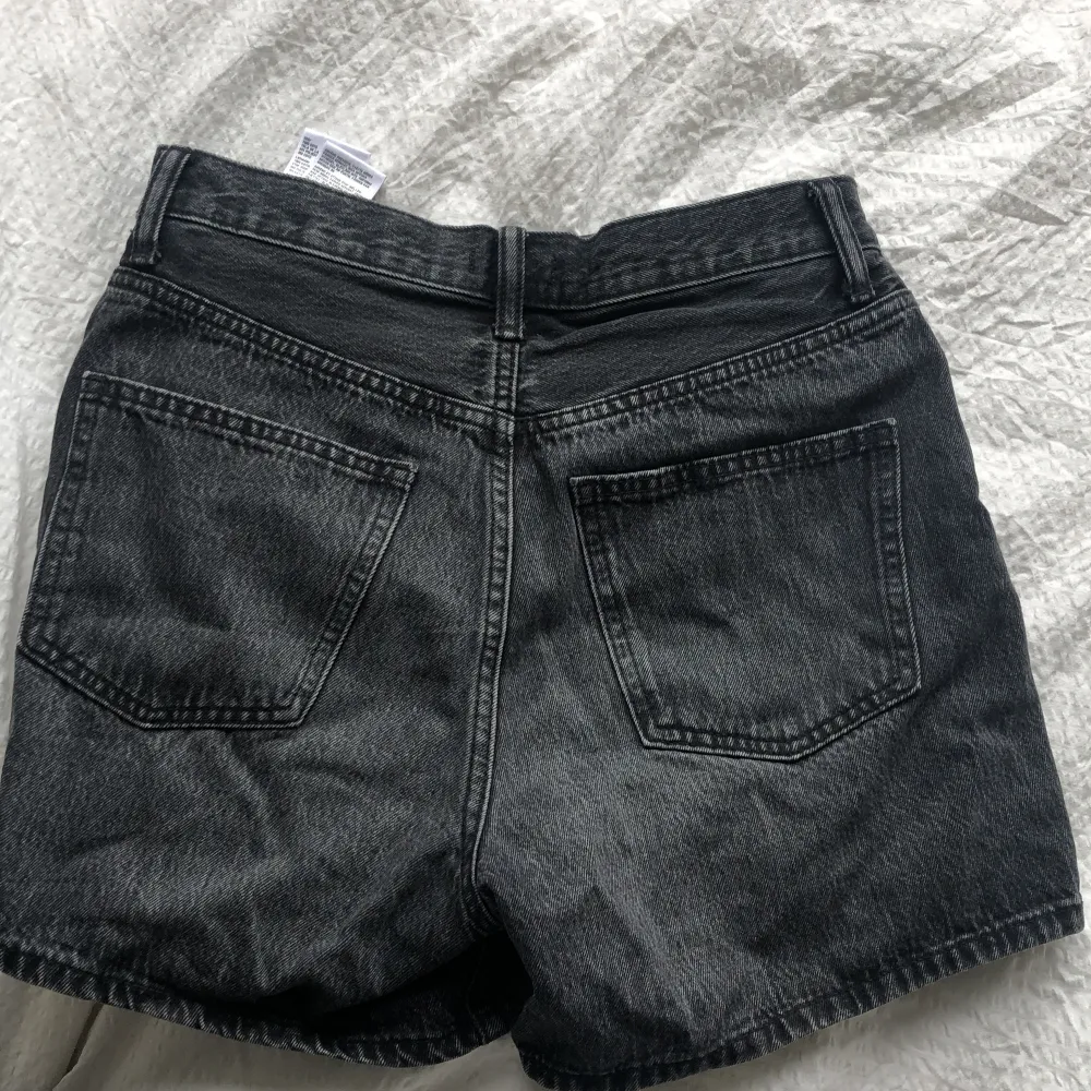 Säljer ett par svarta shorts from uniqlo för att de inte har kommit till användning. Köptes i Maj förra året och använts ett fåtal gånger efter det, priset går att ändras. Shorts.