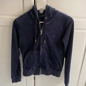 Juicy Couture zip - Endast använd ngn gång förra året, inga defekter! Super fin och skön 😍köpt på officiella hemsidan