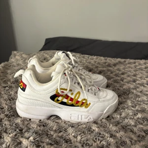 skor  - Säljer mina fila skor då dom aldrig kom till användning endast testade.  