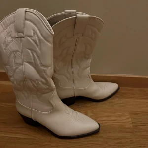 Cowboy boots - säljer dessa jättefina boots ifrån stradivarius som tyvärr aldrig kommer till användning🫶🏼strl 37