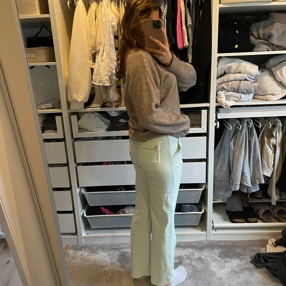 Ljusgröna juicy couture byxor, säljer på grund av att de inte kommer till användning. Storlek M men passar även S.. Jeans & Byxor.