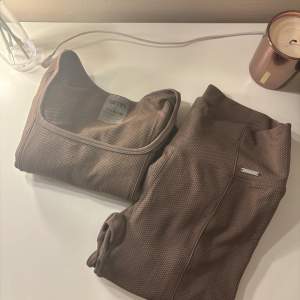 Säljer Aimn Luxe seamless, både tröja och tights i färgen macchiato (brun). Båda är i storlek L. Tights köpta för 699 och tröja 549:-