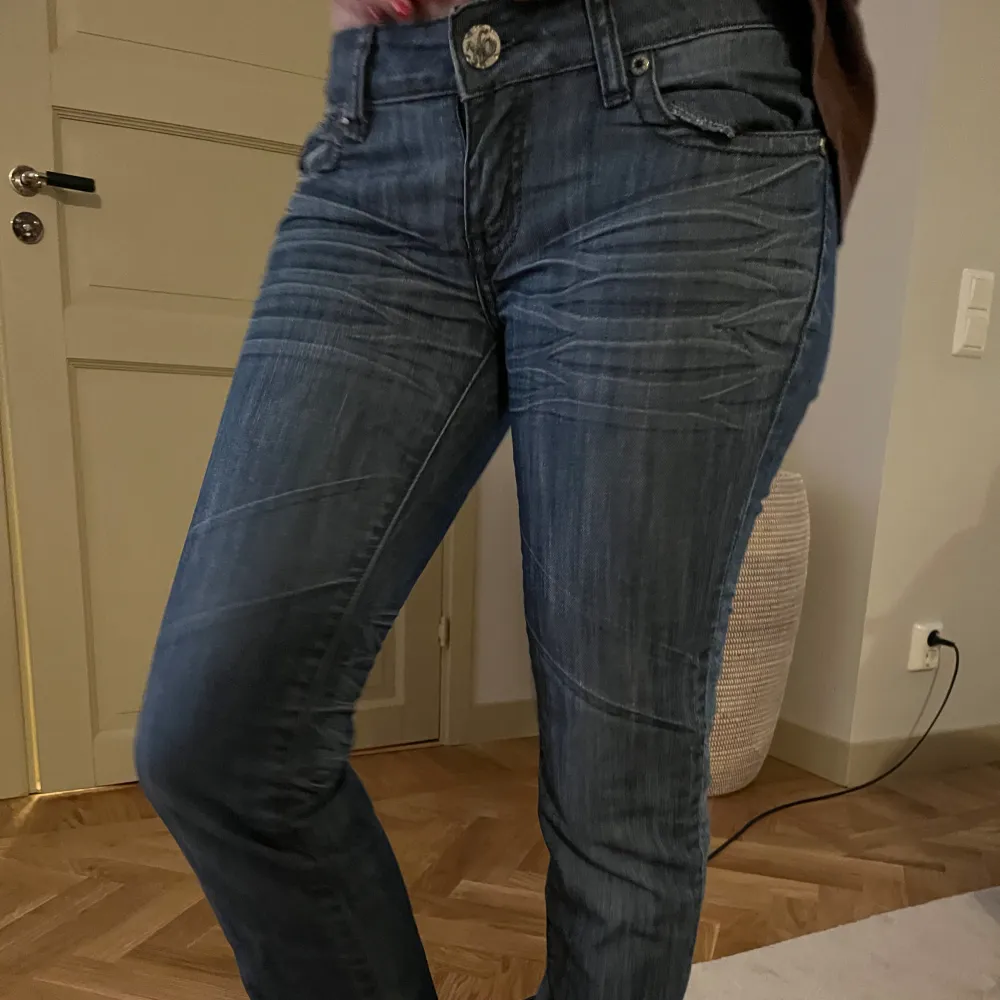 💗Säljer mina superfina lågmidjade jeans då dem inte kommer till användning längre, har fina detaljer bak och inga slitningar💗ps: Dem är mindre i storleken. Jeans & Byxor.