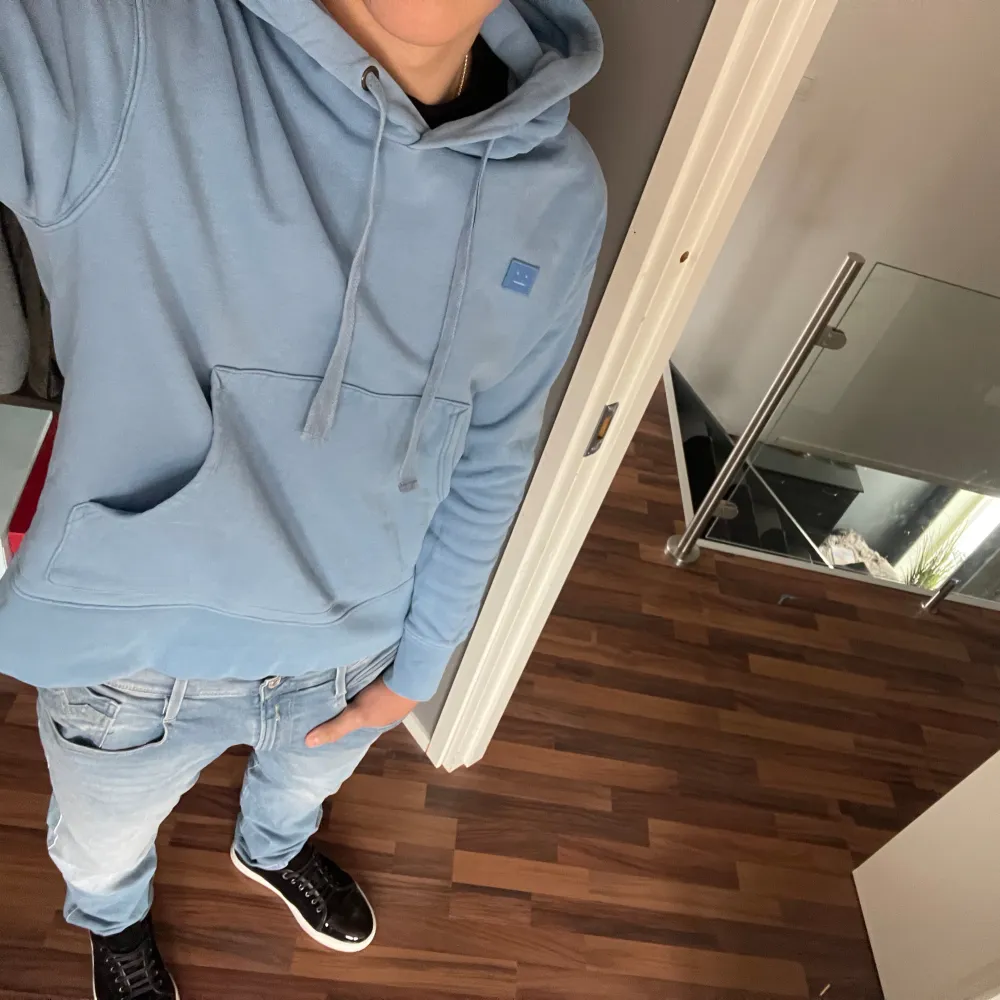 Riktigt fin hoodie från Acne Studios. Skicket är mycket bra, inga defekter. Nypris ligger runt 3000. Skriv om funderingar eller fler bilder . Hoodies.